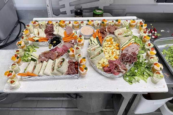 Charcuterie fraîche et artisanale, préparée dans nos ateliers.