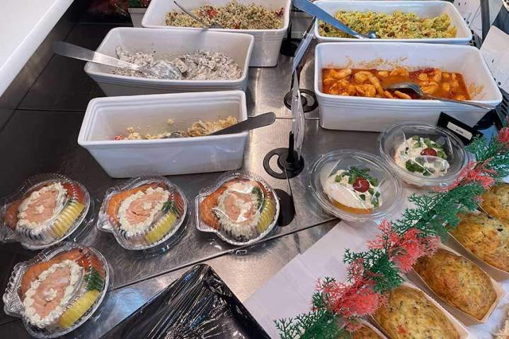 Plats à emporter pratiques et savoureux pour vos repas.